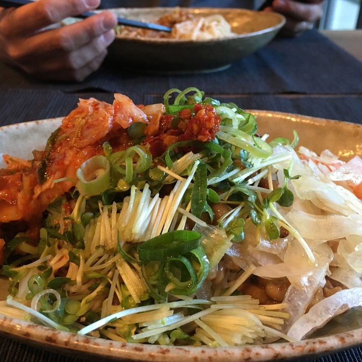 夏にぴったり!なったまキムチぶっかけそうめん